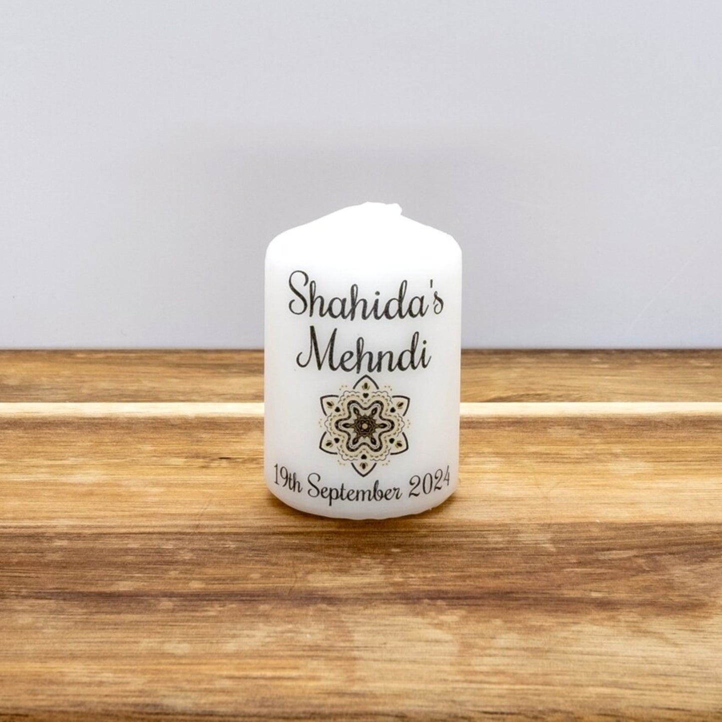 PERSONALISED PK10 BLACK AND GOLD MEHNDI CANDLE FAVOUR M022